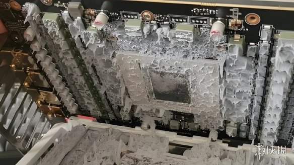 高端显卡品控这么差？RTX5090硅脂溢出还降不了温